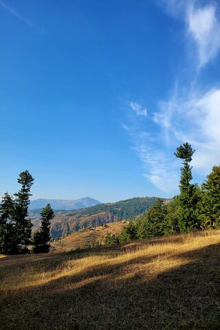 Serene Mountain Landsca..