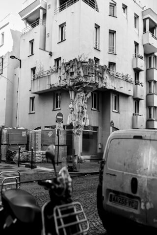 Urban Artistry: The Surreal Column 🌆🖤