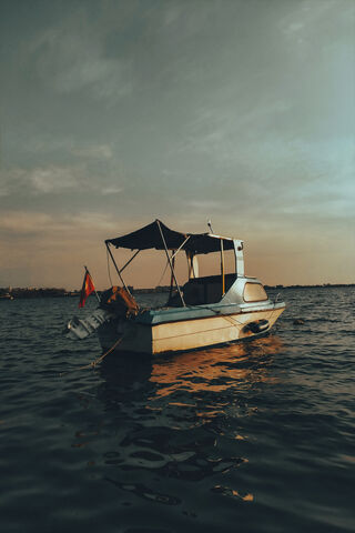 Serene Sunset on the Wa..