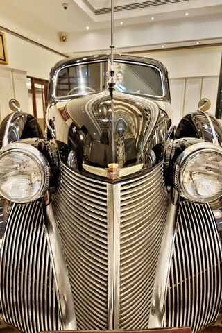 Classic Elegance: The 1..