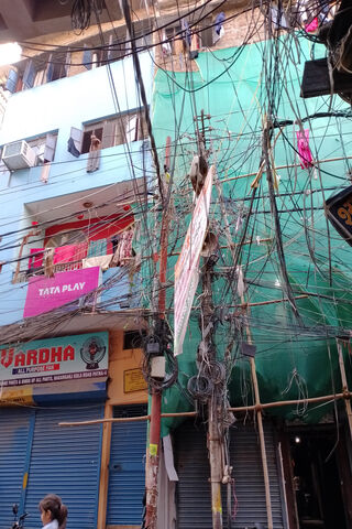 Urban Jungle of Wires �..