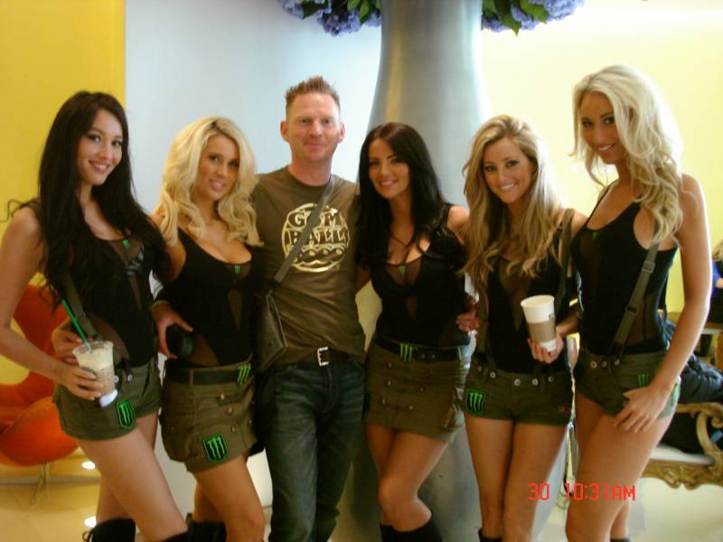 ruining a pic with monster girls