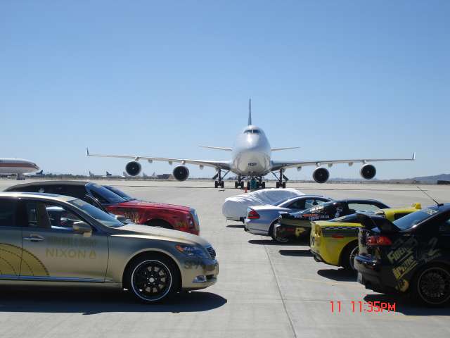 cars lined up infront of 747