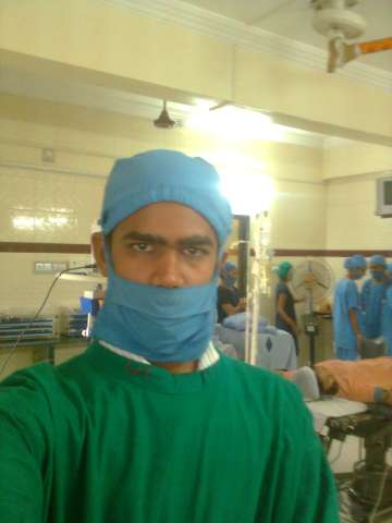 In the operation theatre.. . .apun patiant ko anaesthesia deke tapka dalta he thodi der ke liye