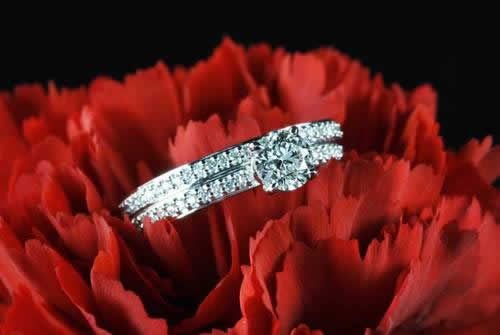 celebrity-diamond-engagement-ring-on-flower-3