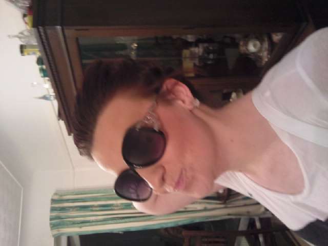 Poser . .