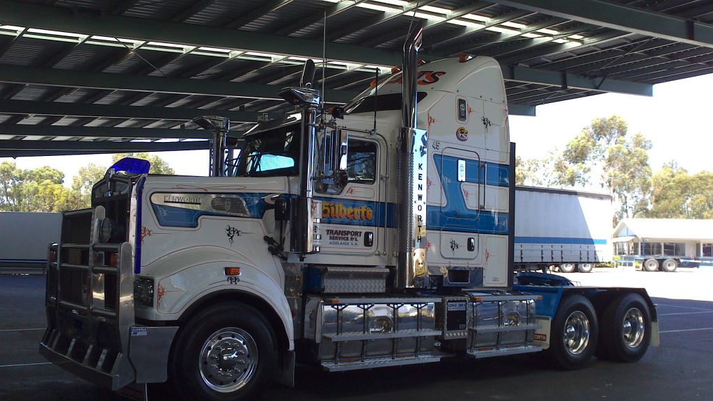 T909 Gilberts Kenworth
