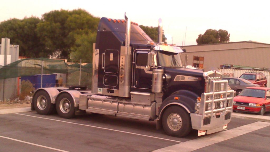 Kenworth T909 in HPS yard mon morn