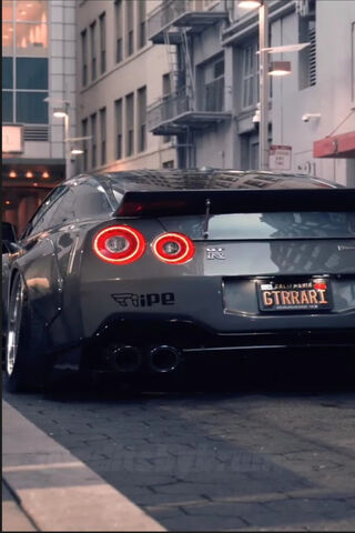 Nissan 350Z: A Street Legend in Motion 🚗💨
