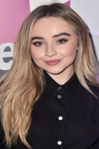 Shining Star: Sabrina Carpenter's Glamorous Moment ✨