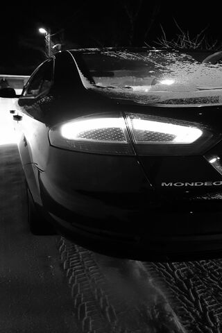 Mondeo: The Sleek Winter Ride ❄️🚗
