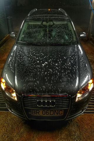 Shining Bright: The Audi A4 B7 in Action! 🚗✨