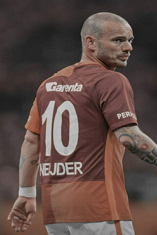 Sneijder: The Maestro of the Pitch 🎩⚽
