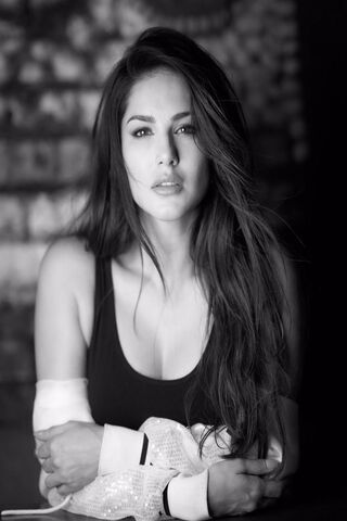 Radiant Moments: The Allure of Sunny Leone ✨