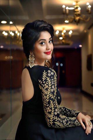 Elegance in Black: Surabhi Puranik's Stunning Look
