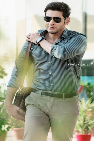Stylish Stroll: Mahesh Babu in Action! 🌟