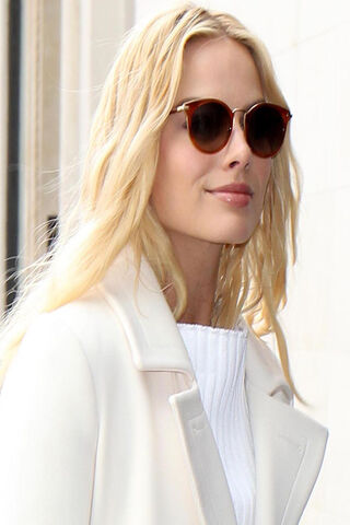 Chic Elegance: A Glimpse of Margot Robbie