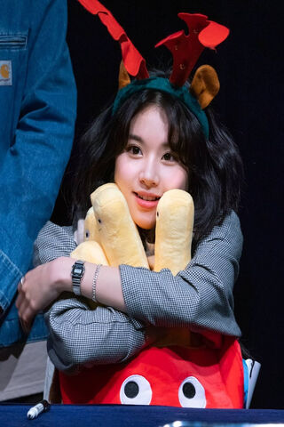 Festive Charm: Son Chaeyoung's Adorable Moment 🎄✨