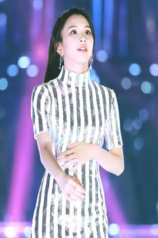 Shining Star: Son Chaeyoung's Dazzling Performance ✨