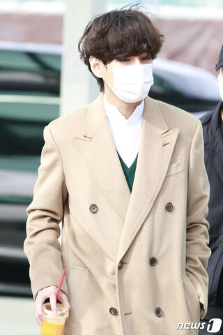 Stylish Arrival of BTS V 🌟