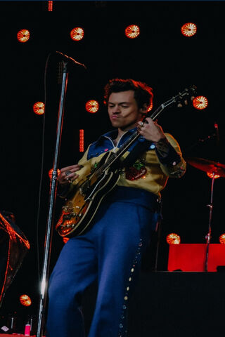 Harry Styles: The Showman in Action 🎤✨