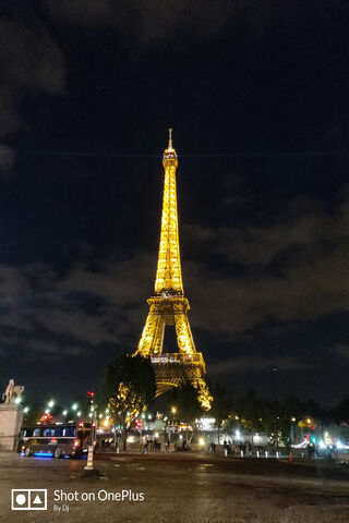 Eiffel Tower: A Nighttime Sparkle in Paris ✨