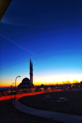 Cami: A Serene Sunset Over the Mosque