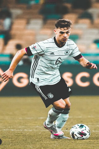 Kimmich in Action: The Midfield Maestro ⚽️✨