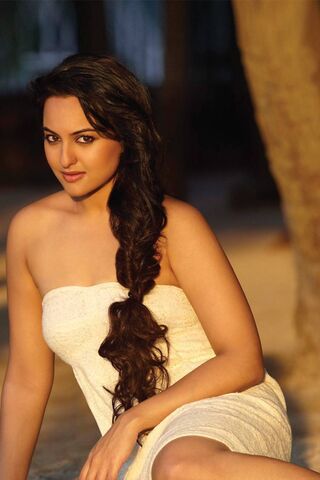Sonakshi Sinha Hd Wallpaper - Download to your mobile from PHONEKY