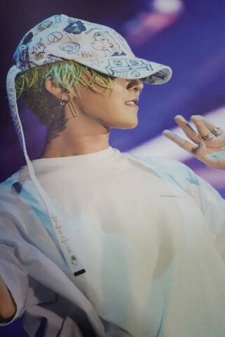 G-Dragon: The Icon of K-Pop Style 🎤✨