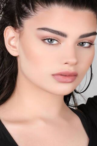 Radiant Beauty: The Allure of Rawan Bin Houssain ✨