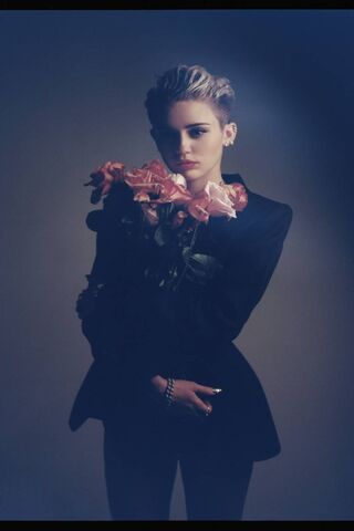 Miley Cyrus: A Pop Icon's Journey 🎤✨