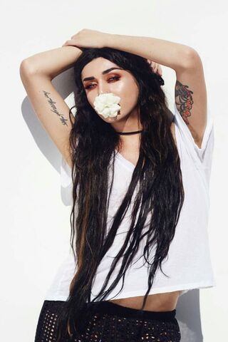 Blooming Boldness: Adore Delano's Artistic Expression 🌹✨