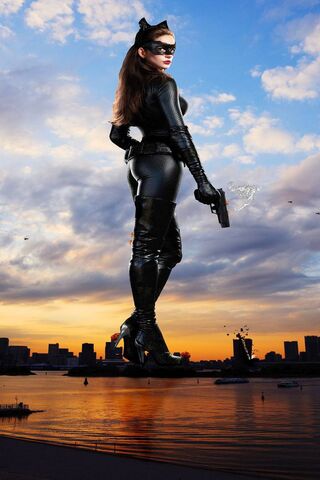 The Enigmatic Catwoman: A Shadow in the Night 🐾🌙