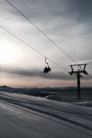 Thrills on the Slopes: A Skiing Adventure! ⛷️❄️