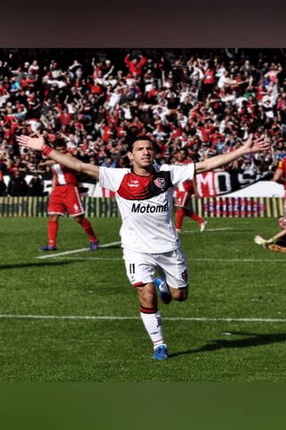 Maxi Newells: The Celebration of a Legend! 🎉⚽