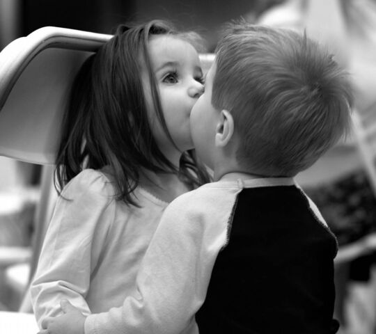 Kids Kissing Wallpaper - Download to your mobile from PHONEKY